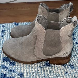 UGGS GRAY LEATHER BOOTIE - EUC Size 7